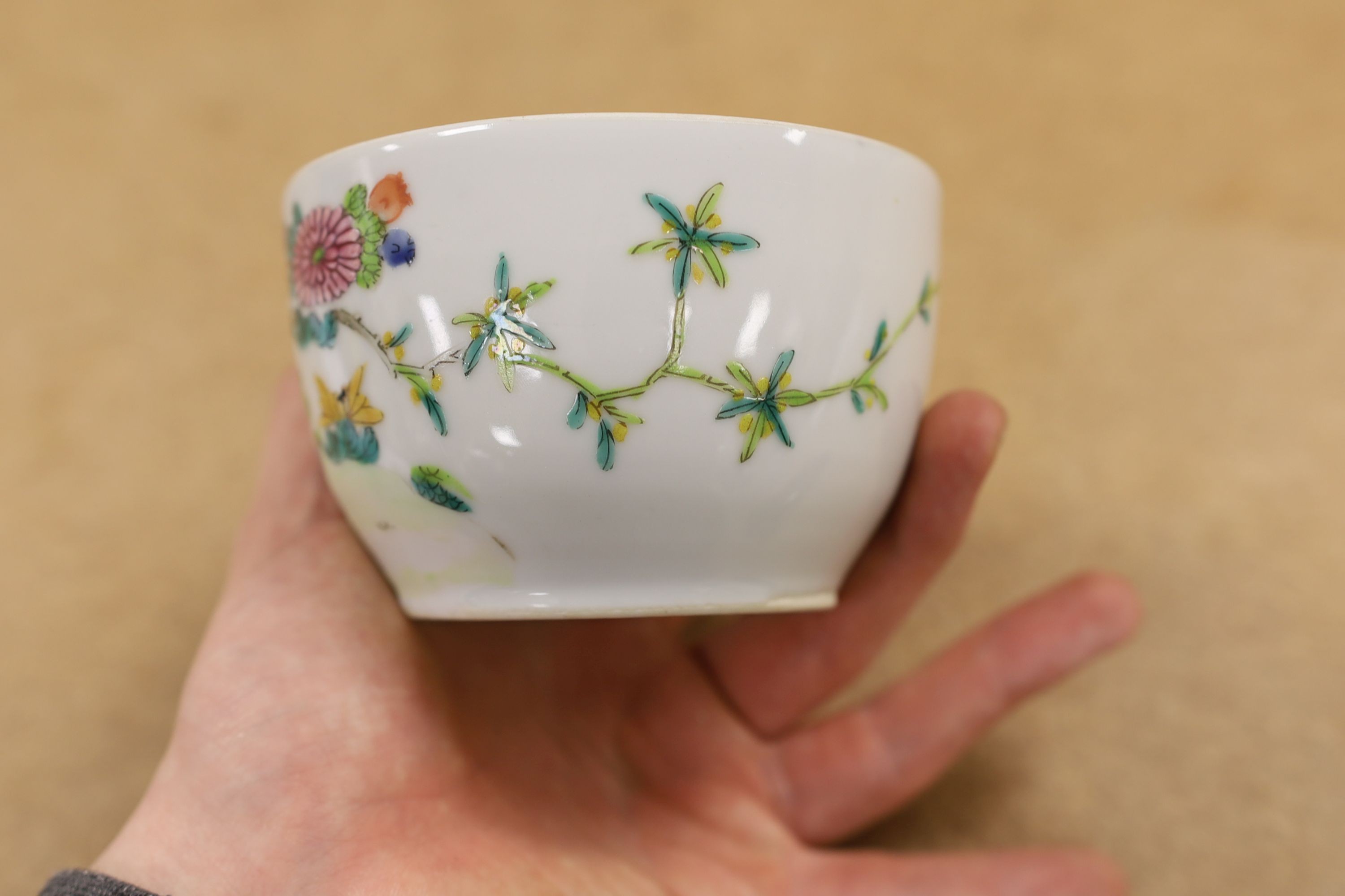 A Chinese famille rose chupu and a bowl, late 19th century, and a cloisonne parasol handle, 23cm long